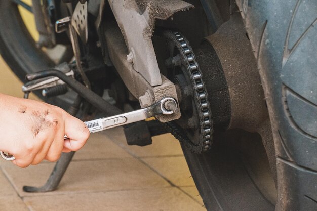 Осмотр состояния цепи и натяжителя перед заменой