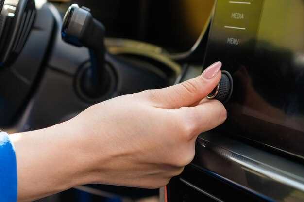 Демонтаж панели или крышки для доступа к предохранителю